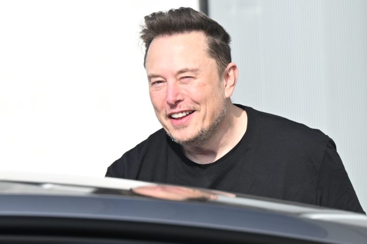 テスラは低価格モデル車の開発を中止すると報じている（イーロン・マスクCEO。Getty Images）