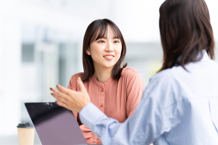 相手の気持ちに上手に寄り添うことができる話し方とは？（写真：イメージマート）