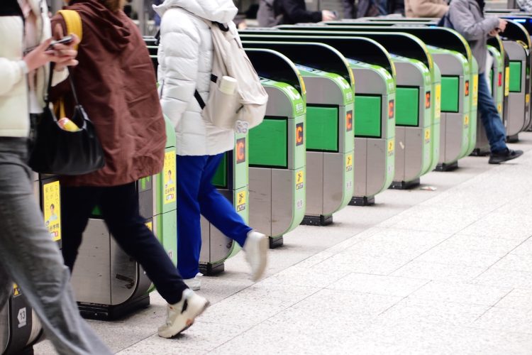 都心部の電車は乗客が多いので要注意（イメージ）