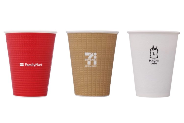 コンビニ3社の「カフェラテ」を飲み比べ（左から、ファミリーマート、セブン-イレブン、ローソン）