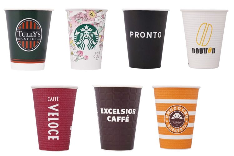コーヒーチェーン7社の「カフェラテ」を飲み比べ（左上から時計回りに、タリーズコーヒー、スターバックス、プロント、ドトール、カフェ・ベローチェ、エクセルシオールカフェ、サンマルクカフェ）