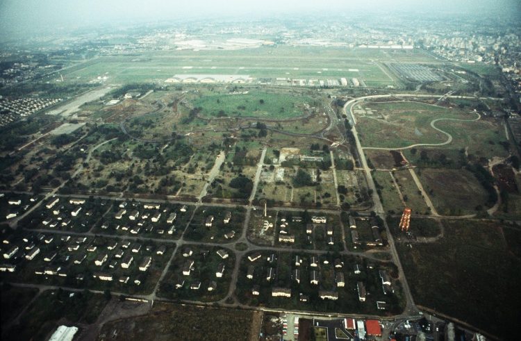 1983年、立川市に昭和記念公園が開園した当時の周辺（時事通信フォト）