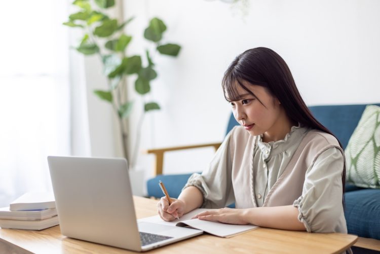 コロナ禍は大学の課題提出方法も大きく変えた（写真：イメージマート）