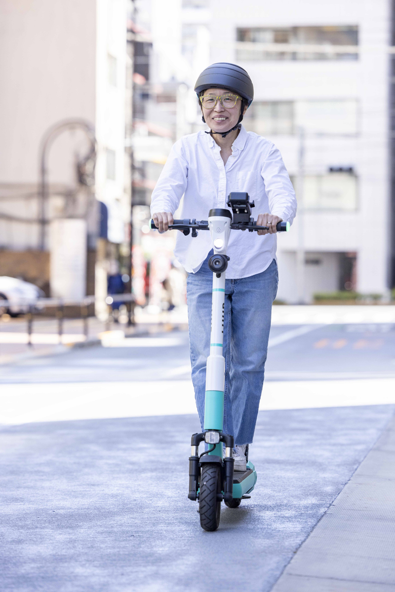 「時速20kmの体感は意外と速い」 アラフィフ記者が『Luup』の電動キックボードに初挑戦、乗るための手順を実践解説 | マネーポストWEB