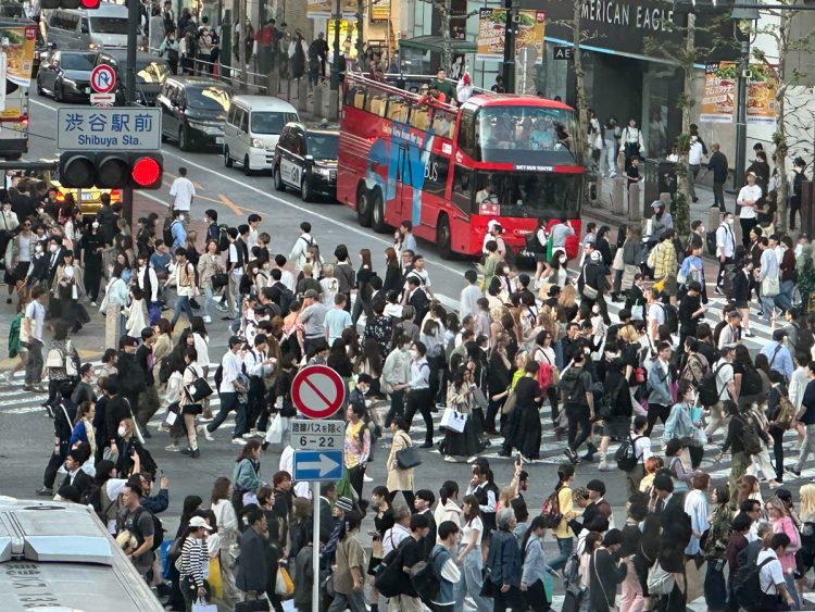 渋谷のスクランブル交差点で動画撮影をする人も