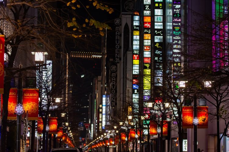 銀座の繁華街には、まだ以前ほどの人出が戻ってきていないという（イメージ）