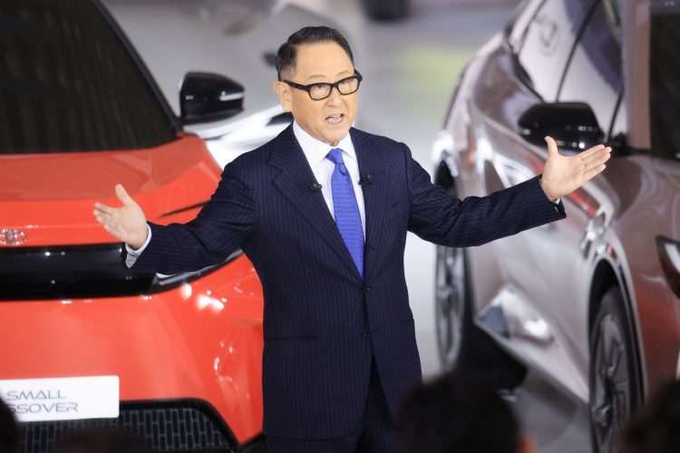 EV悲観論もある中、日本の自動車メーカーはなぜEVへの投資にアクセルを踏み始めたのか（トヨタ自動車・豊田章男会長。時事通信フォト）
