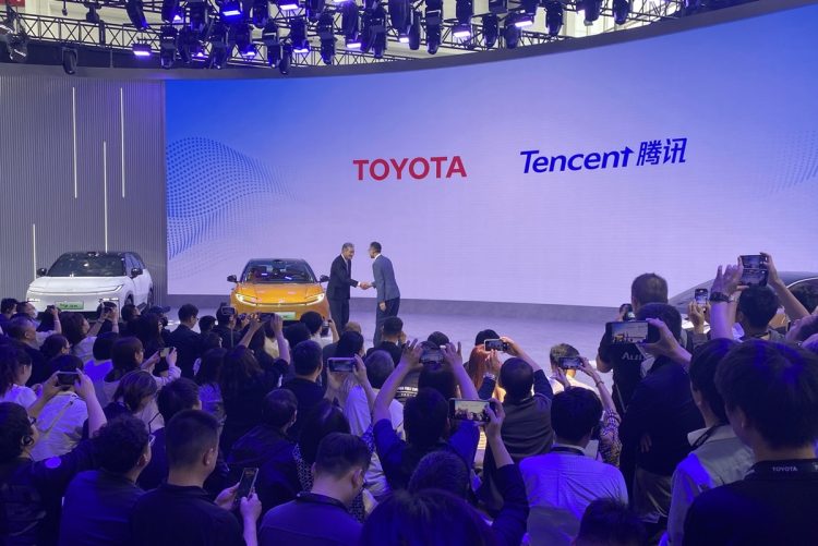 北京国際モーターショーでテンセントとの戦略提携を発表したトヨタ自動車（2024年4月25日）