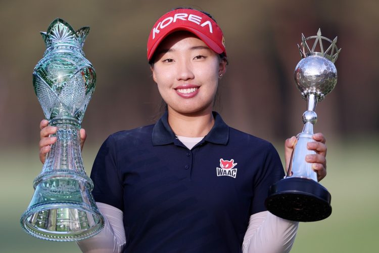 ワールドレディースゴルフで優勝した韓国の15歳、リ・ヒョソン（時事通信フォト）