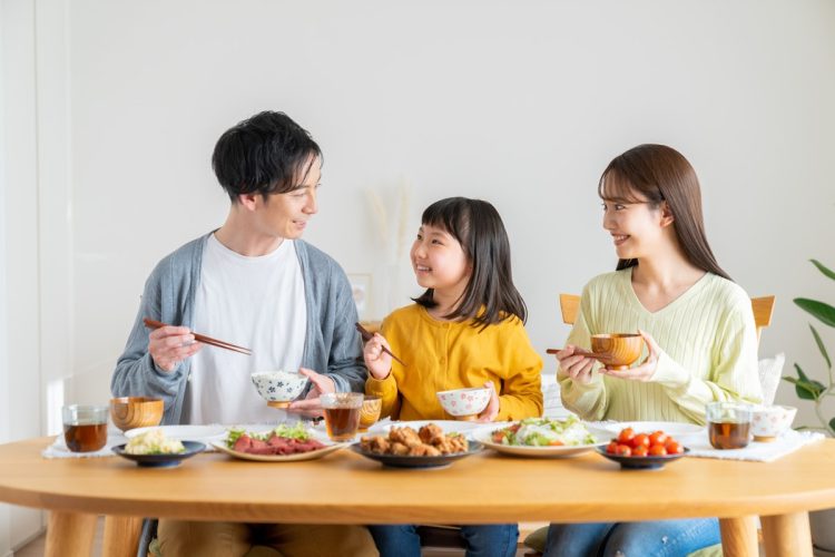 テイクアウト惣菜（中食）を取り入れてお腹も財布も満足な食事を（イメージ）