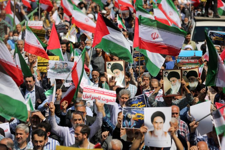 相場に影響を与える中東情勢の今後はどうなるか（イスラエルに抗議するイランの国民。Getty Images）