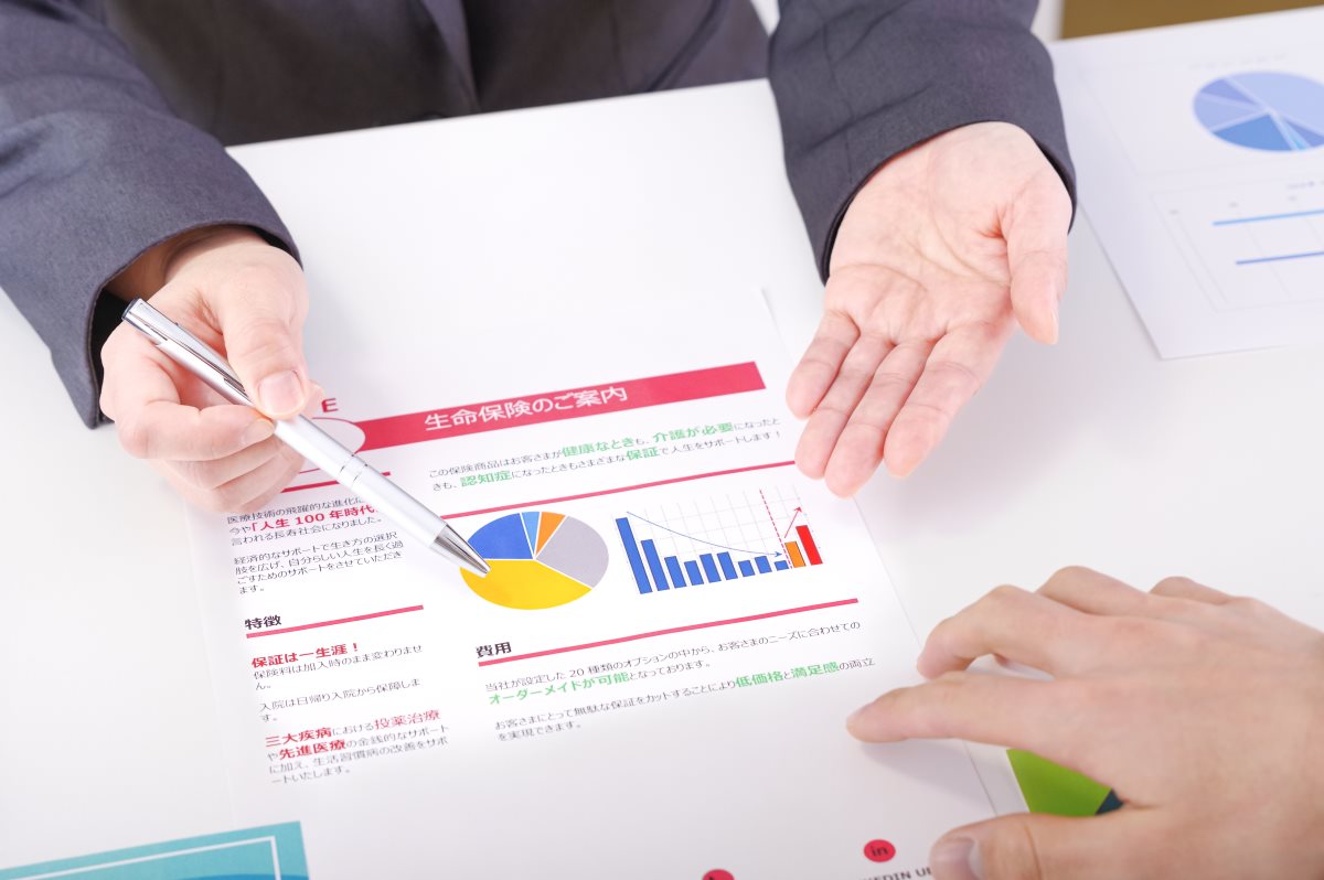 営業トークに乗せられた「保険の乗り換え」には落とし穴も(写真:イメージマート)