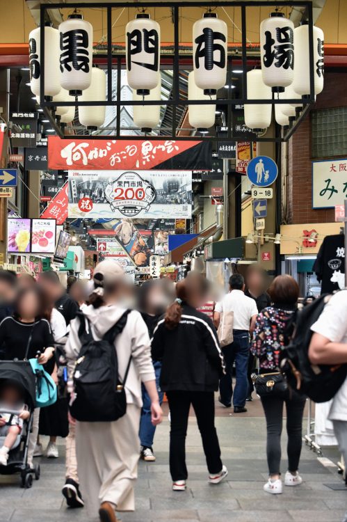 外国人観光客でにぎわう黒門市場で何が起きているのか