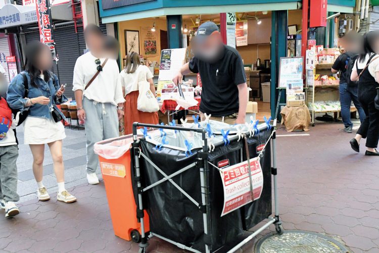路上にゴミをポイ捨てする観光客もいるという