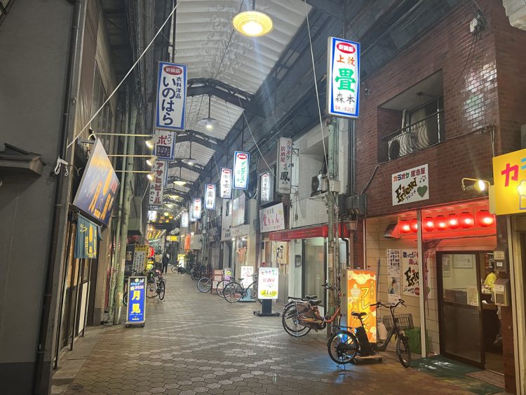 西成のアーケード街は夜も看板が光る（筆者撮影）