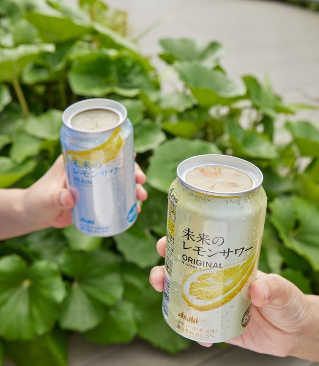 首都圏・関信越エリアで数量限定発売。写真右は甘味・酸味・苦味のバランスがとれた味わいの「オリジナルレモンサワー」、左はレモン本来の味と香りが楽しめるスッキリとした「プレーンレモンサワー」（撮影／小倉雄一郎）