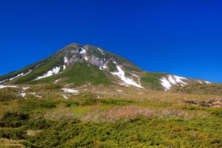 北海道・羅臼町。初夏の羅臼岳