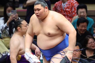 5月場所初日で照ノ富士を破り、懸賞金を手にした大の里