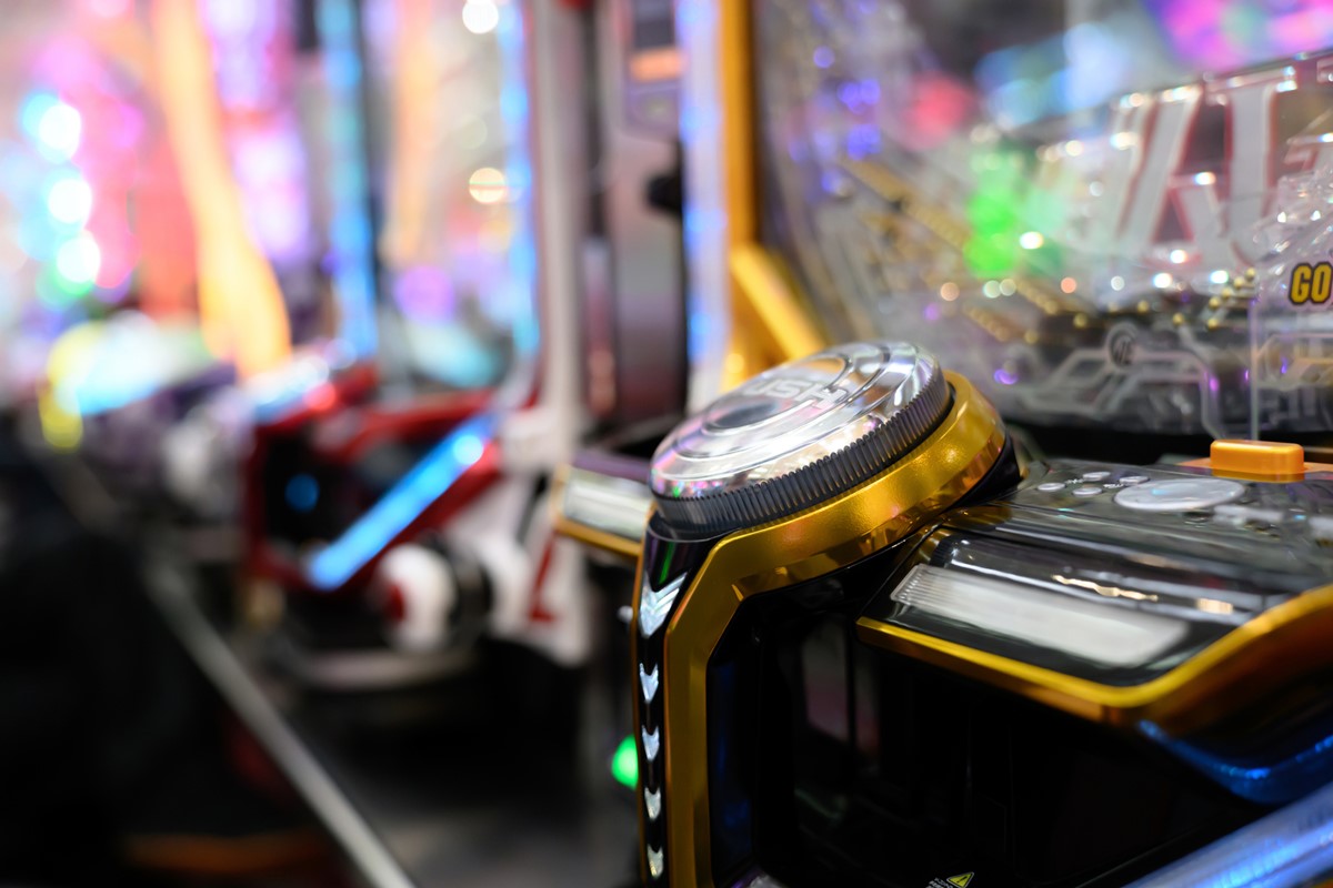 パチンコホールはなぜキャッシュレス化できないのか？立ちはだかる難題の数々 依存症対策と逆行、違法な現金化への懸念…かつてのプリペイド方式が頓挫した経緯も  | マネーポストWEB - Part 2