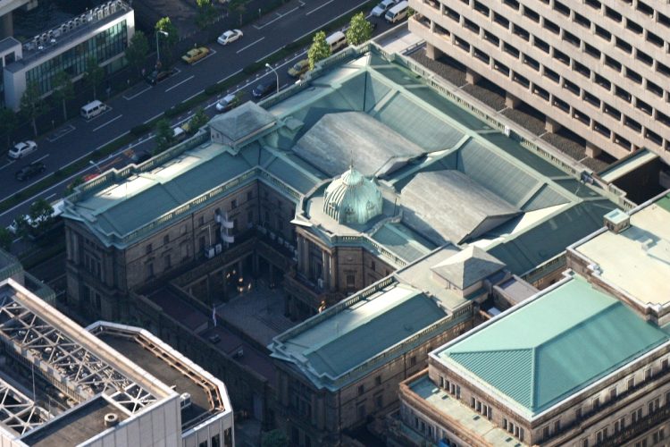 上空から見ると「円」のかたちに見える日本銀行本店（時事通信フォト）
