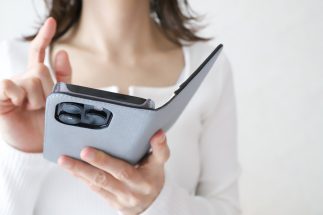 手帳型スマホケースを使っているのは「おじさん・おばさんばかり」という声も
