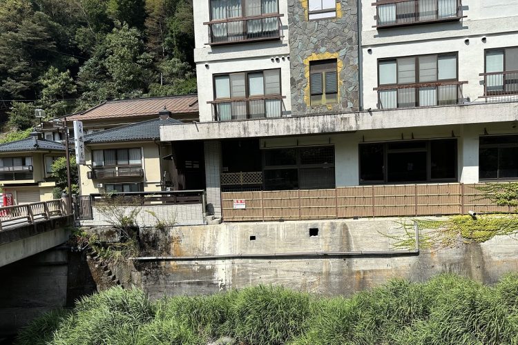 温泉街には、売りに出される旅館も