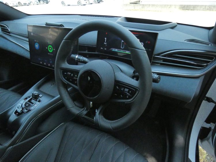 「EURO NCAP　5つ星を取得」した欧州でも認められた最高レベルの安全性能。充電は6kWhのAC普通充電と、最大105kWhのDC急速充電に対応