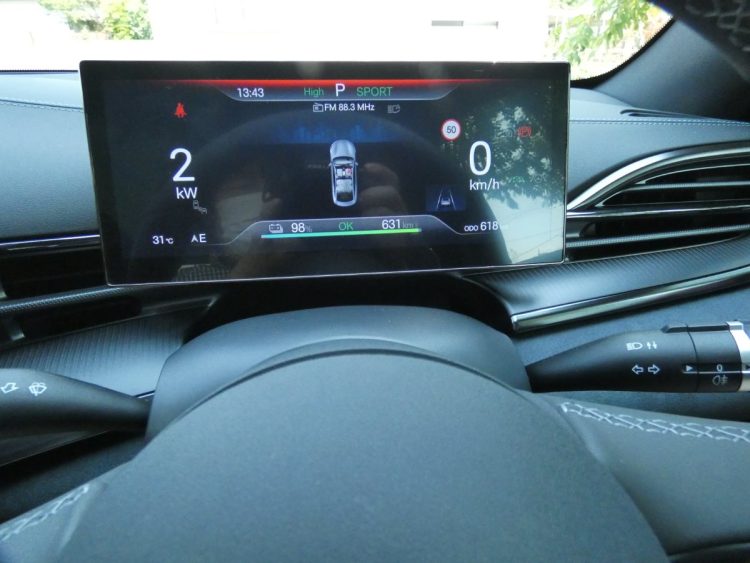 ステアリングの置くに装備された10.25インチ液晶パネル。速度や、電池残量、航続可能距離などを表示