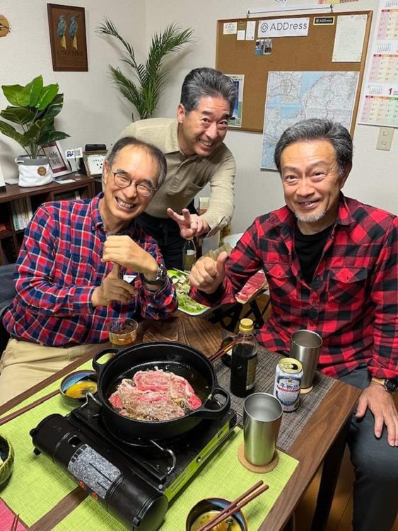 シェアハウスのオーナーとなり、ゲストと交流する百中氏（右端、本人提供）