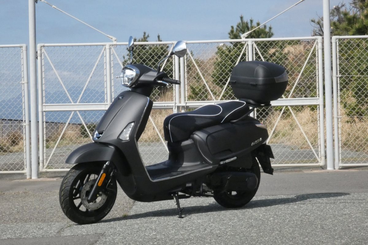ゆったり派のバイク選び】コスパ良好、レトロモダンな台湾製スクーター 