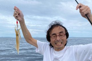 佐賀県の名物といえば「呼子のいか」。中川さんは自分で釣って船上で刺し身にするという贅沢なひとときも満喫している
