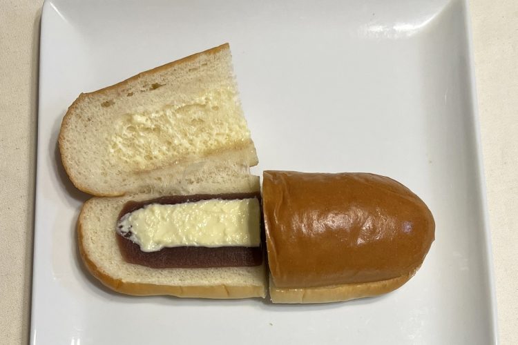 ローソン『ふわもちコッペ　あんこ＆マーガリン』を開いたところ