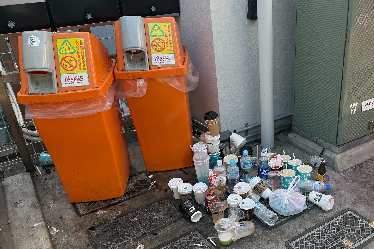 自販機横のリサイクルボックス周辺が“街のゴミ置き場”化している問題 