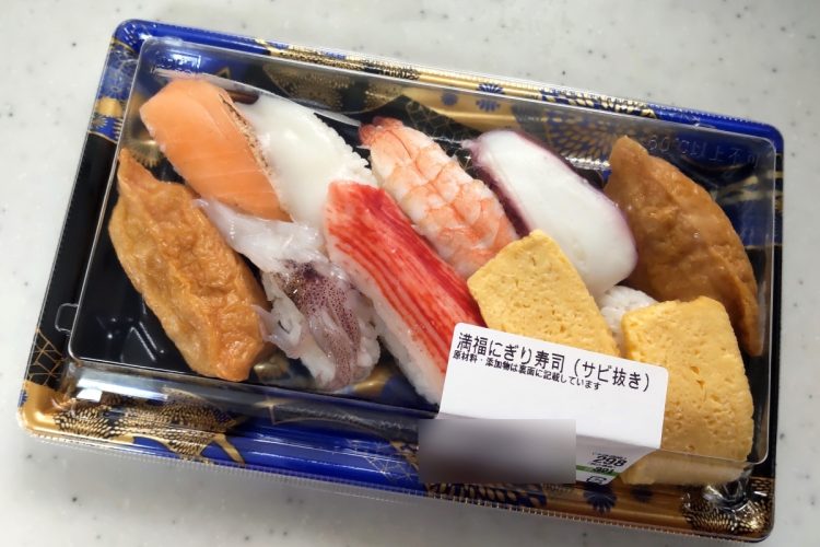 にぎり寿司10貫入りで税込321円。たこ、いか、えび、サーモンなどが入る
