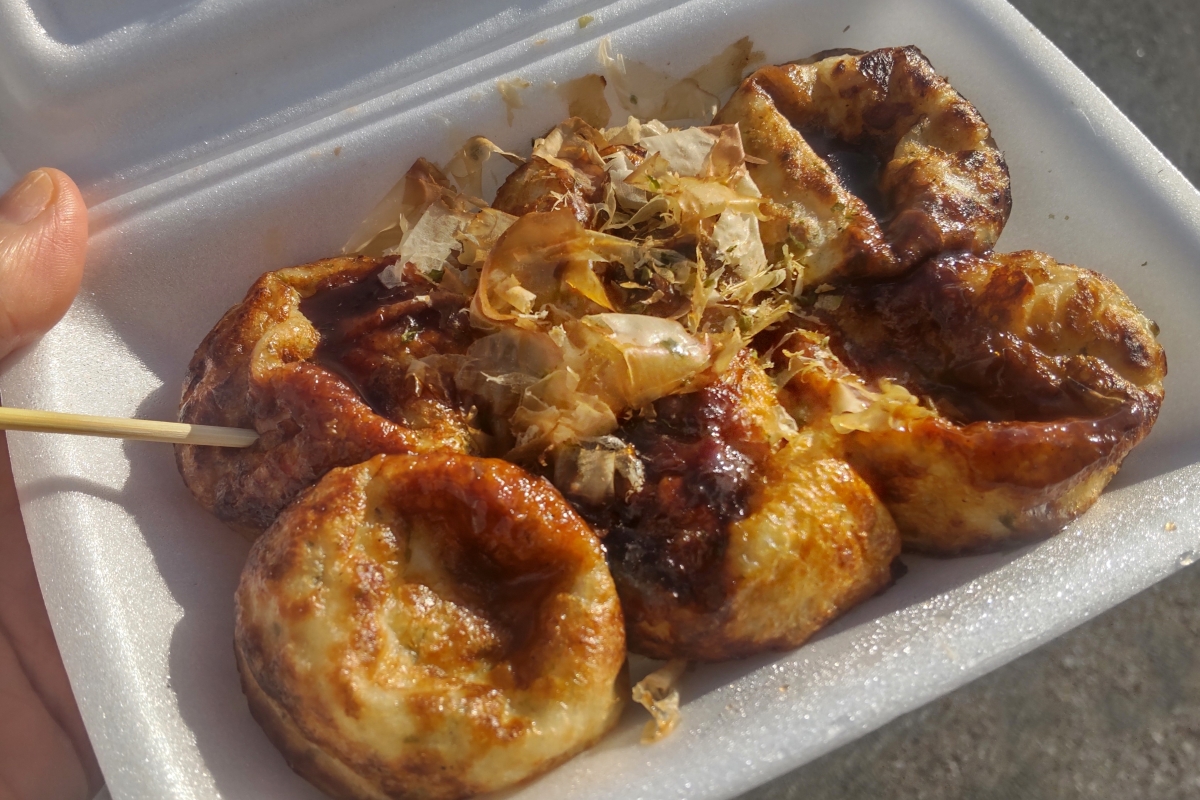 物価高でも「100円たこ焼き」を続ける激安スーパー 商品誕生の経緯と