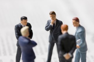 「ホモソーシャル」という言葉は『男の絆』や『男の付き合い』といった意味で使われることが多いが…（写真：イメージマート）