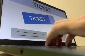 「全通は諦めた」「地方公演狙い」エンタメ界で広がる“チケット転売対策強化”でファンのコンサートへの向き合い方が変化　一方で「公式から高額でも良席を売ってほしい」の声も