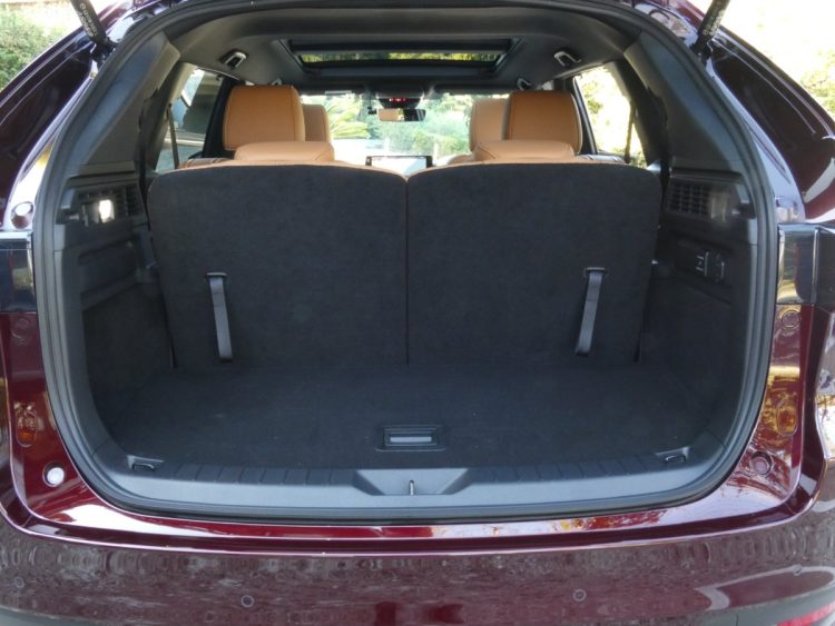 荷室容量は3列目シート使用時で258L。床の奥行きは44cm、左右が105cm