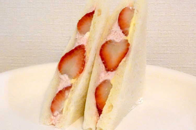 ローソン『苺＆ダブルクリームサンド』。1包装あたりの重量は116g