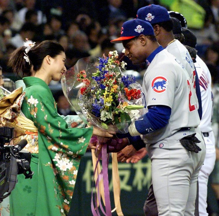 2000年、日本で初めて開催されたメジャー開幕戦にはサミー・ソーサもやってきた（AFP＝時事）