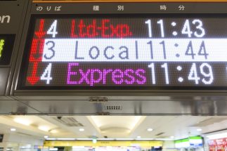 「日本語がなかなか表示されない！」駅や電車内の電光掲示板の“多言語表示”にストレスを感じる人たち　一方で鉄道関係者が「外国人利用客以外にもメリットがある」と指摘するワケ