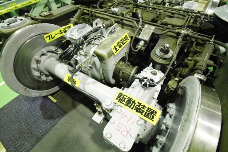 新幹線電車の台車（平行カルダン駆動方式）。JR東日本新幹線総合車両センター一般公開イベントにて筆者撮影