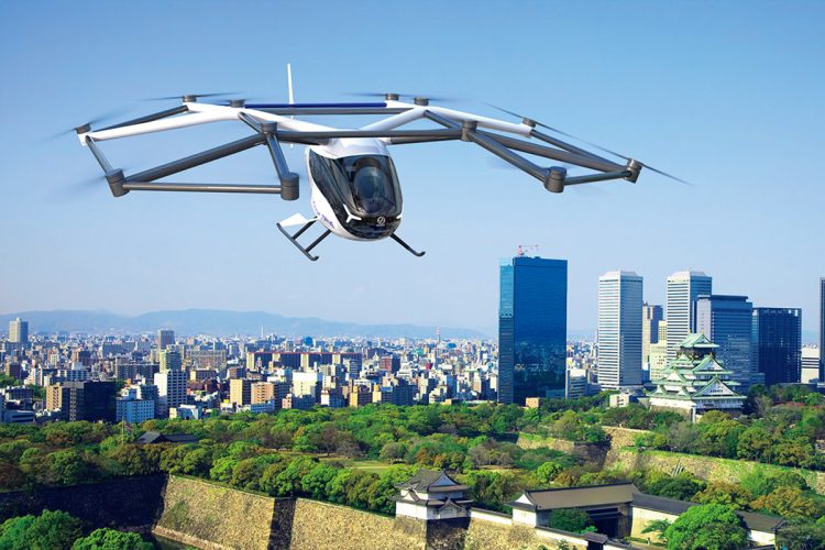 2025年「空飛ぶクルマ」／今回の万博で次世代の移動手段としてデモ飛行が行なわれるのが『空飛ぶクルマ』。ドローンなどの技術を使って垂直離着陸が可能な、クルマのように身近な移動手段