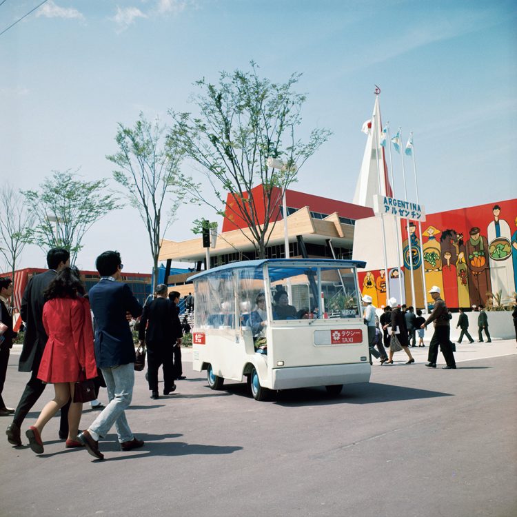 1970年「電気自動車」／会場内のタクシーとして使われた1970年万博の、6人乗り電気自動車。最高時速15km、運行速度は時速6～8kmだった