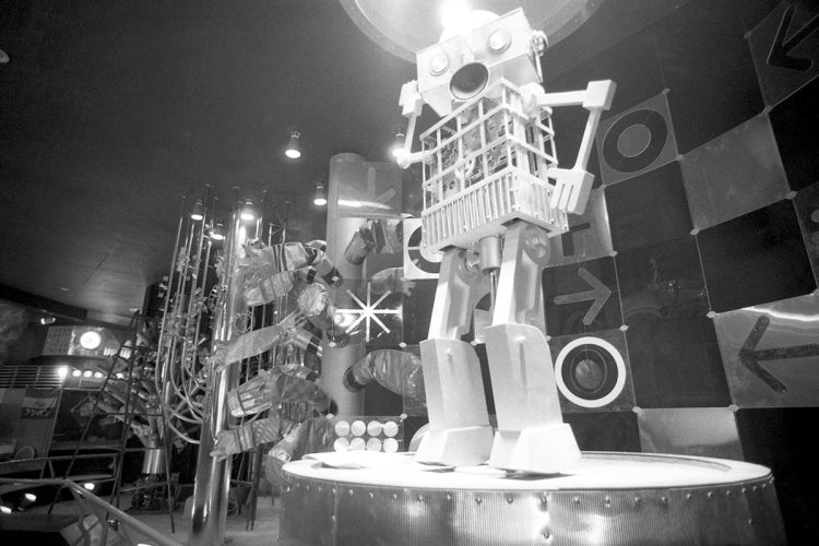 1970年「フジパン・ロボット」／1970年万博で子供の夢を形にした手塚治虫氏プロデュースの『フジパン･ロボット館』。カメラマンロボット、ジャンケンロボット、演奏ロボット、育児ロボットなど約40体が登場。「人間がロボットに支配されるという手塚氏の世界観も示されました」（橋爪氏）。写真＝共同通信社