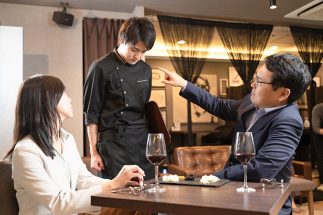 「接客するのが怖くなる…」飲食店の現役学生バイトたちが明かす、客から受けた理不尽な扱い　「何度も呼びつけられて『作り直せ！』」「プライベートな内容を聞かれて…」