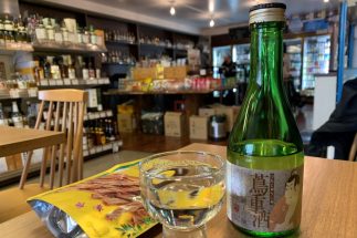 【昼酒御免！】店内中央には酒好きを悩ませる缶詰の山　蔵前の「角打ち」で昼日中からあたりめをかじる幸せ