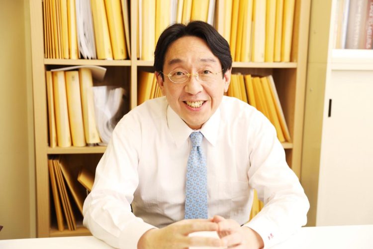 「有酸素運動は善玉のHDLコレステロールを上昇させることが知られています。運動習慣を身につけ、適正体重を維持しましょう」と語る山岸教授