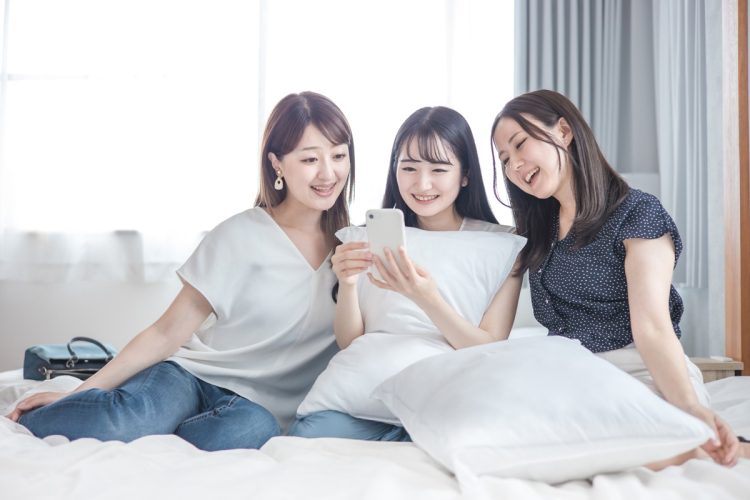 旅先でのスマホ使いこなし術をわかりやすく解説(写真:イメージマート)