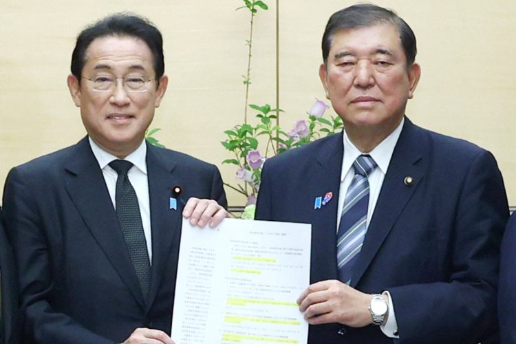 プラチナNISAが創設された場合、何が変わるか（岸田文雄氏からNISA拡充策の提言書を受け取る石破茂・首相／時事通信フォト）